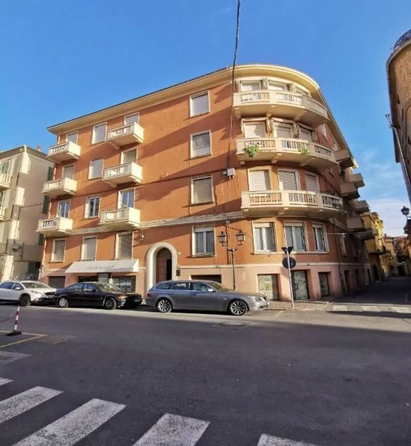 Affittacamere VERDE Ridi Che Ti Passa, stanza in appartamento con bagno privato Alassio