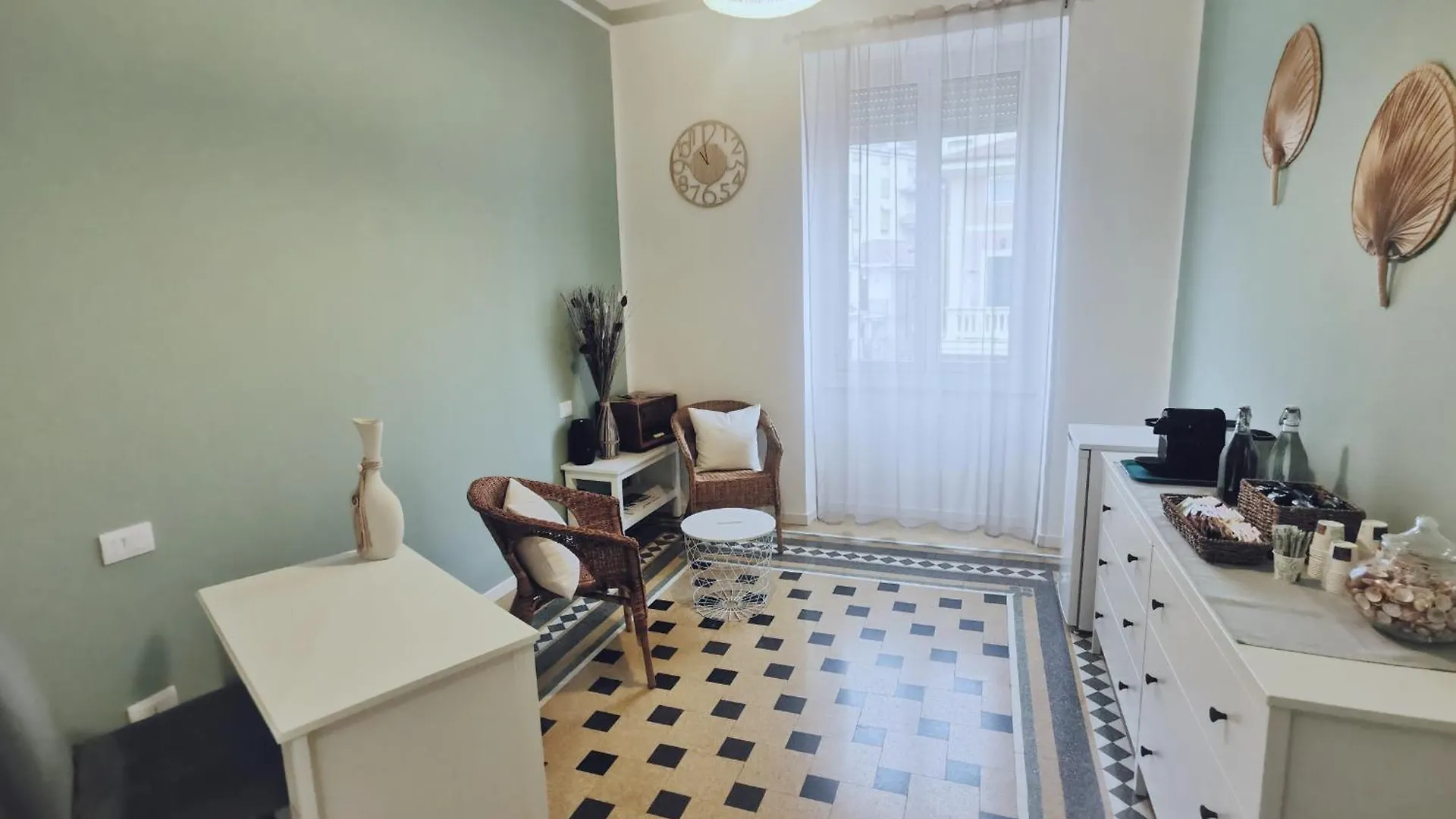 VERDE Ridi Che Ti Passa, stanza in appartamento con bagno privato Alassio