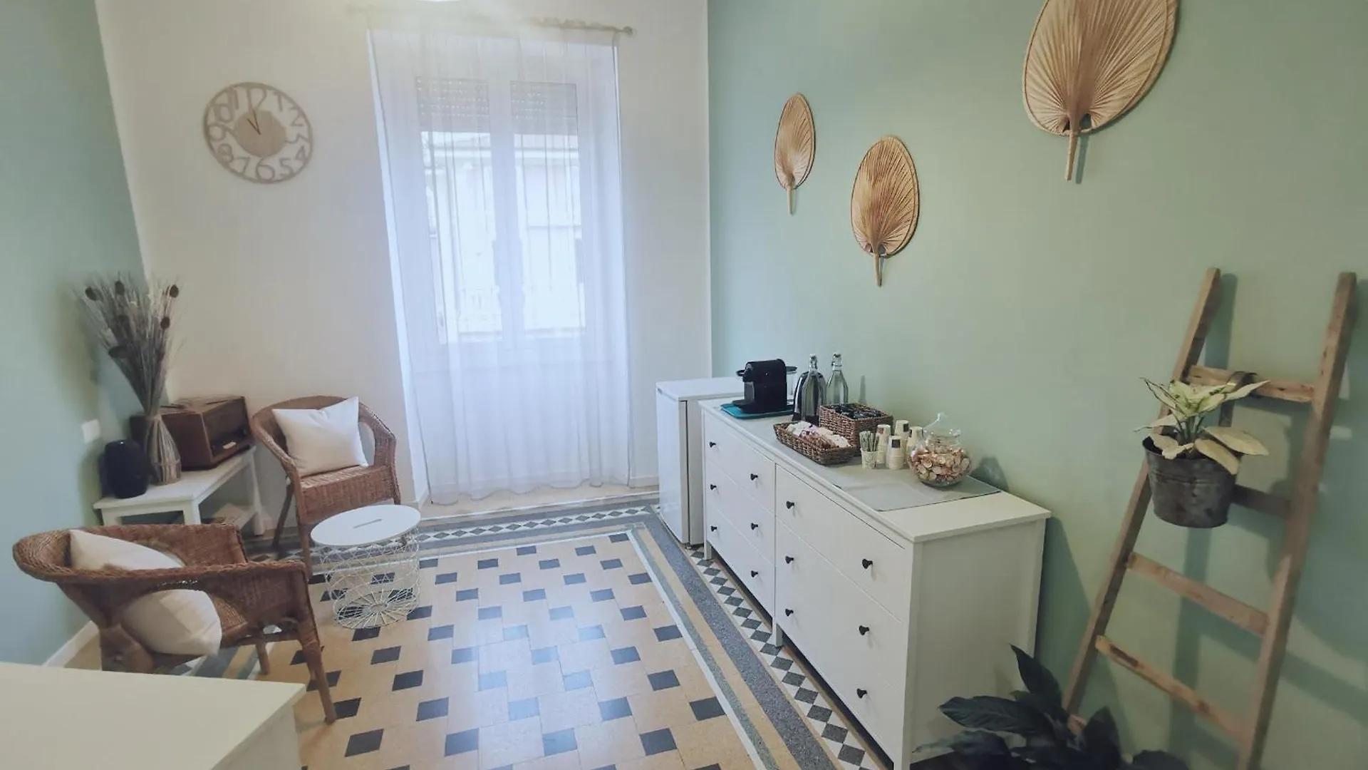 VERDE Ridi Che Ti Passa, stanza in appartamento con bagno privato Alassio Affittacamere